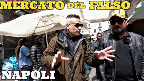 Tensione al Mercato del falso di Napoli dove non si può filmare.